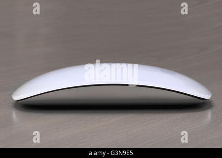 Bluetooth-Computer-Maus auf einem hölzernen Hintergrund, Nahaufnahme Stockfoto