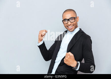 Porträt von stattlichen glücklich afroamerikanischen jungen Mann Erfolge feiern Stockfoto