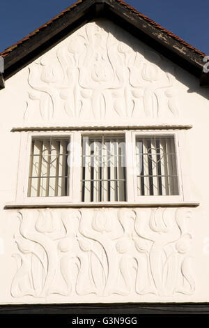 Großbritannien, England, Wirrall, Port Sunlight, Corniche Road, Tulpe Motiv pargeting am Giebel des Arts And Crafts Stilhaus Stockfoto