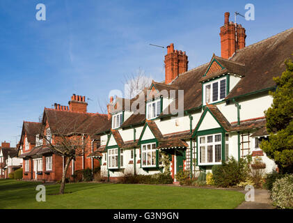 Großbritannien, England, Wirrall, Port Sunlight, Corniche Road, Arts And Crafts Stil Häuser mit Fliesen hing Dachgauben Stockfoto