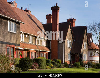 Großbritannien, England, Wirrall, Port Sunlight, Water Street, Zeile der Arts And Crafts Stilhaus Stockfoto