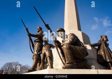 Großbritannien, England, Wirrall, Port Sunlight, The Diamond, Kriegerdenkmal, entworfen von Sir William Goscombe John Bildhauer Stockfoto