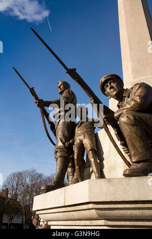 Großbritannien, England, Wirrall, Port Sunlight, The Diamond, Kriegerdenkmal, entworfen von Sir William Goscombe John Bildhauer Stockfoto