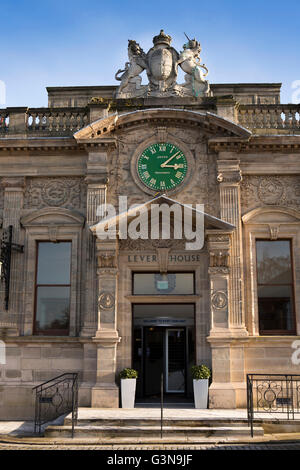 Großbritannien, England, Wirrall, Port Sunlight, Uhr und königliche Wappen vor Eingang zum Lever House, Fabrik Ticketbüros Stockfoto