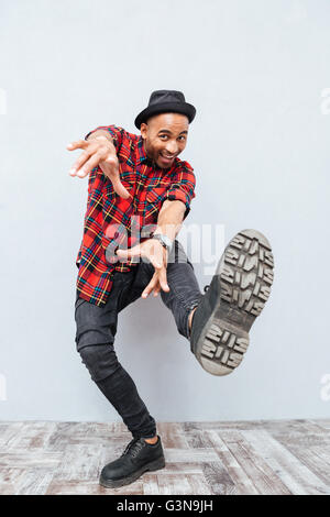 Volle Länge des fröhlichen afrikanischen Mann Lächeln und tanzen Stockfoto