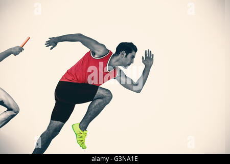 Zusammengesetztes Bild zuversichtlich männlichen Athleten vom Startblock Stockfoto