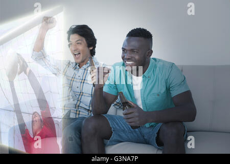Zusammengesetztes Bild von Freunden sind gerade Sport im Fernsehen Stockfoto