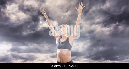Zusammengesetztes Bild Sportlerin posiert nach Sieg Stockfoto