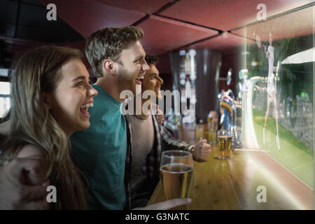 Zusammengesetztes Bild von Freunden sind gerade Tennis Spiel Stockfoto