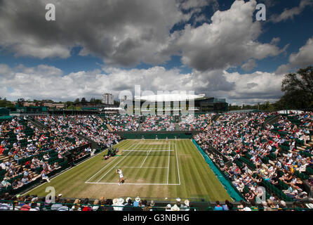 Ansicht von oben zu zeigen Court 2, Julia Goerges, GER, vs. Ana Ivanovic, SRB, dunkle Wolken, Wimbledon Championships 2012 entsprechen Stockfoto