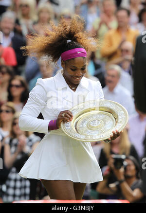 Siegerehrung, Meister Serena Williams, USA, hält der Gewinner Silber Tablett, Frauen Finale, Wimbledon Championships 2012 Stockfoto