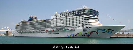 Kreuzfahrtschiff Norwegian Epic von der Norwegian Cruise Line in Port Vell, Barcelona, Katalonien, Spanien, Europa Stockfoto