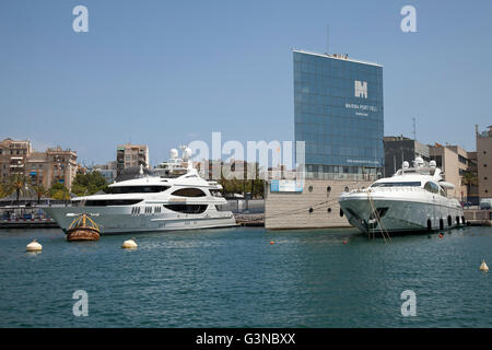 Luxus-Yachten in Port Vell, Marina Port Vell Barcelona, Katalonien, Spanien, Europa Stockfoto