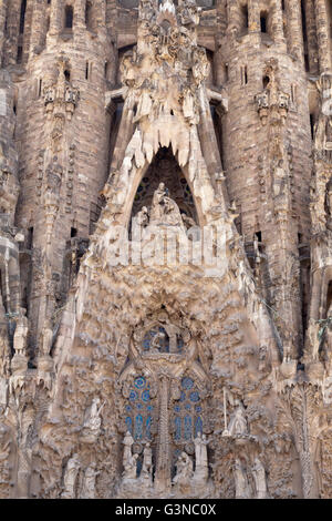 Portal der Barmherzigkeit auf die Ostfassade, die Kirche La Sagrada Familia von Antoni Gaudi, Barcelona, Katalonien, Spanien, Europa Stockfoto