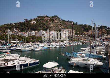 Marina vor dem Hügel mit Castell Ermita de Sant Joan Burg, Blanes, La Selva, Costa Brava, Katalonien, Spanien, Europa Stockfoto