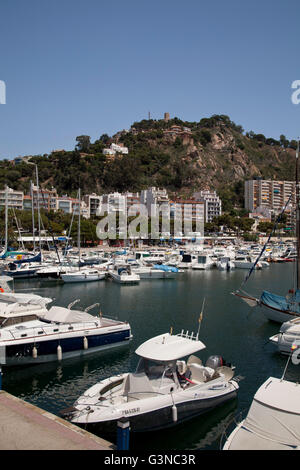 Marina vor dem Hügel mit Castell Ermita de Sant Joan Burg, Blanes, La Selva, Costa Brava, Katalonien, Spanien, Europa Stockfoto
