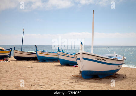 Boote am Strand Calella De La Costa, Costa del Maresme, Katalonien, Spanien, Europa, PublicGround Stockfoto