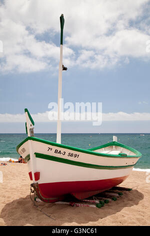 Boote am Strand Calella De La Costa, Costa del Maresme, Katalonien, Spanien, Europa, PublicGround Stockfoto