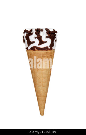 Vanilleeis mit Schokolade im Zuckerhut Stockfoto