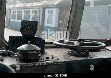 Der Blick aus der Kabine der Metro-Cammel Klasse 108 DMU an Eythorne auf der East Kent Railway, Großbritannien Stockfoto