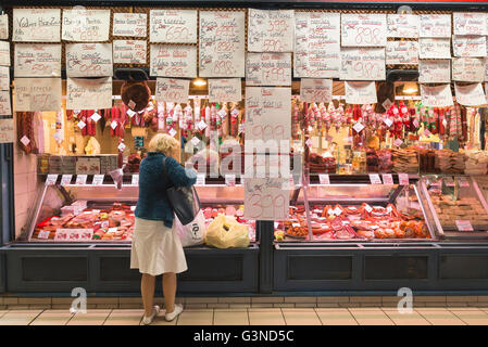 Budapest Große Markthalle, eine Frau kauft Fleisch auf eine Fleischerei in der Großen Markt in der jozsefvaros Bereich von Budapest, Ungarn. Stockfoto