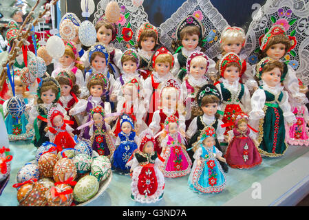 Puppen Ungarn, Ansicht von Souvenir-Puppen in ungarischer Tracht in der Großen Markthalle im Jozsefvaros-Viertel von Budapest, Ungarn. Stockfoto