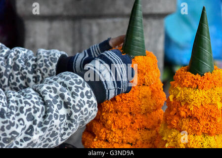 "Banana-Leaf-Turm" gemacht mit orangen Blüten, die in der Regel verwendet für Rituale und Zeremonien in Laos (Kong als) Stockfoto