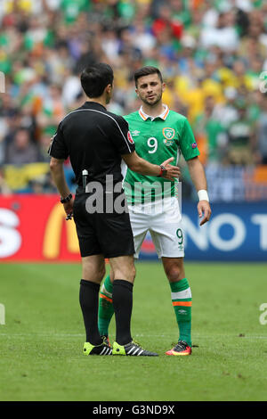 Milorad Mazic Schiedsrichter spricht zu Republik von Irland Shane Long während der UEFA Euro 2016, Gruppe E Spiel im Stade de France, Paris. Stockfoto