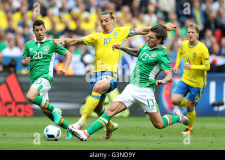 Schwedens Zlatan Ibrahimovic (Mitte) durchbricht Republik Irland Wes Hoolahan (links) und Republik von Irland Jeff Hendrick (rechts) während der UEFA Euro 2016, Gruppe E Spiel im Stade de France, Paris. Stockfoto