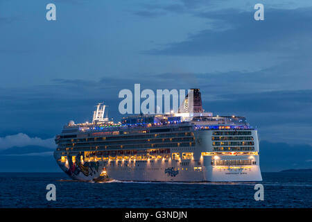 Kreuzfahrtschiff Norwegian Jewel verlassen Hafen von Victoria auf Salish Sea-Victoria, British Columbia, Kanada. Stockfoto