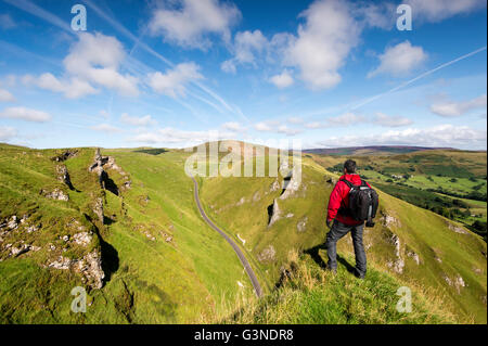 Ein Wanderer am Winnats-Pass mit Blick auf Mam Tor, The Great Ridge und die Edale Valley, Derbyshire, UK Stockfoto