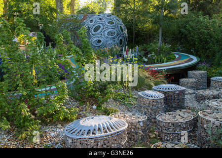 Schaugärten im RHS Chelsea Flower show 2016.  Brewin Dolphin Garten - ewig Freefolk, rosige Hardy, Designer Stockfoto