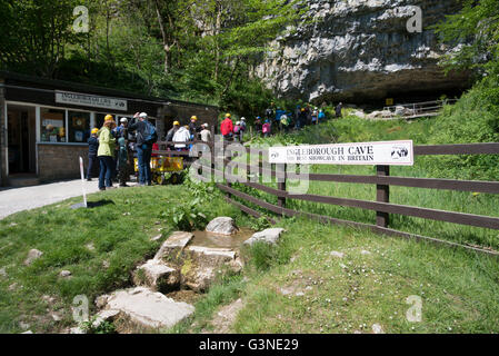 Der Eingang zur Höhle in der Nähe von Clapham Ingleborough zeigen in den Yorkshire Dales Stockfoto