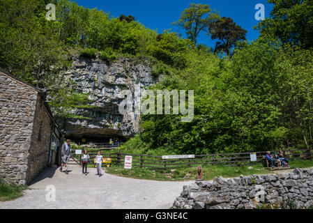 Der Eingang zur Höhle in der Nähe von Clapham Ingleborough zeigen in den Yorkshire Dales Stockfoto