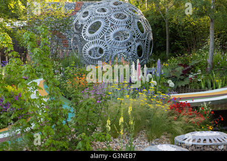 Schaugärten im RHS Chelsea Flower show 2016.  Brewin Dolphin Garten - ewig Freefolk, rosige Hardy, Designer Stockfoto