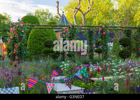 Schaugärten im RHS Chelsea Flower show 2016.  RHS Begrünung Grey Britain Garten, entworfen von Ann-Marie Powell Stockfoto