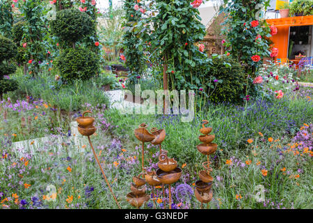 Schaugärten im RHS Chelsea Flower show 2016.  RHS Begrünung Grey Britain Garten, entworfen von Ann-Marie Powell Stockfoto