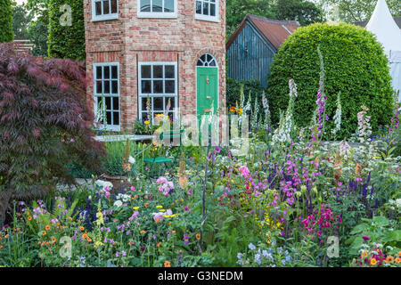 Schaugärten im RHS Chelsea Flower show 2016.  Harrods britische Exzentriker Garten, entworfen von Diarmuid Gavin Stockfoto