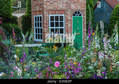 Schaugärten im RHS Chelsea Flower show 2016.  Harrods britische Exzentriker Garten, entworfen von Diarmuid Gavin Stockfoto