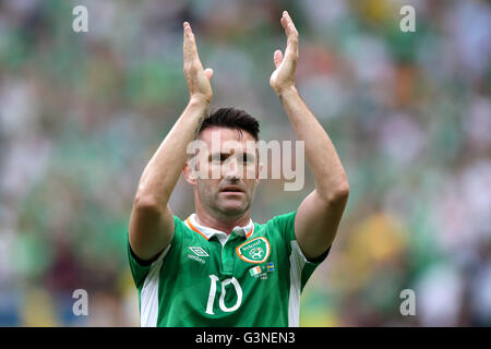 Republik Irland Robbie Keane begrüßt Fans nach dem Schlusspfiff während der UEFA Euro 2016, Gruppe E Spiel im Stade de France, Paris. Stockfoto