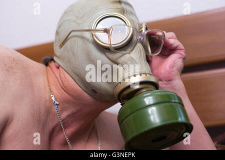Mann in einer Gasmaske Stockfoto