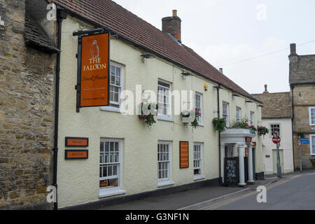 Wotton-unter-Edge Cotswold Kleinstadt in der Nähe von Stroud, Gloucestershire England UK Falken Pub Stockfoto