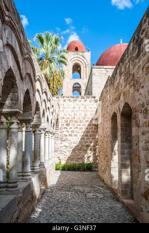 Der Kreuzgang der arabisch-normannischen Kirche "San Giovanni Degli Eremiti" in Palermo Stockfoto