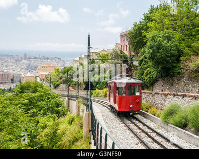 Der Wagen von einem alten Zahnradbahn verbindet die Stadt von Genua mit Schanzenviertel Granarolo Stockfoto