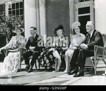 Nach dem Besuch der sonntäglichen Gottesdienst zusammen auf der Veranda der Roosevelt Hyde Park Estate gezeigt sind L - R: Mrs Franklin D. Roosevelt, King George, Sara Delano Roosevelt, Mutter des Präsidenten, Queen Elizabeth und Präsident Roosevelt. Stockfoto