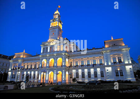 Rumänien, Crisana, Arad, Rathaus, Nacht, Stockfoto