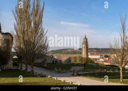 Collegiate Kirche San Miguel und Schloss in Ampudia, Palencia, Kastilien und León, Spanien Stockfoto