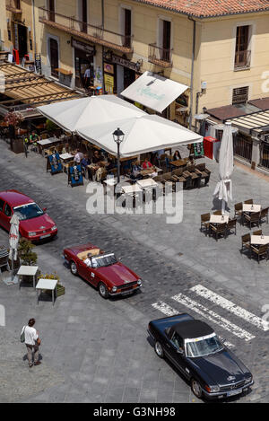 Vertikale Ansicht des alten Oldtimer Fahrt entlang der Straße der Stadt Segovia, Kastilien und Leon, Spanien. Stockfoto