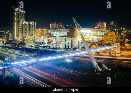 Blick auf die Harbor Drive Fußgängerbrücke in der Nacht, in San Diego, Kalifornien. Stockfoto