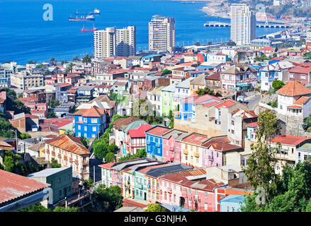 Blick über traditionelle Häuser, historische Altstadt, UNESCO-Weltkulturerbe, Valparaiso, Chile Stockfoto